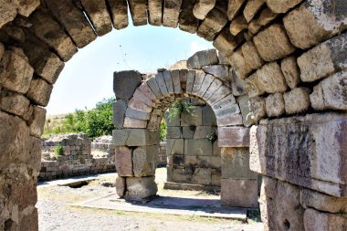Pergamon Antik Kenti Asclepion Tiyatrosu. Bergama, zmir, Türkiye. Kutsal emanetler, Roma sütunları, güneşli bir günde kapılar ve mavi gökyüzü.