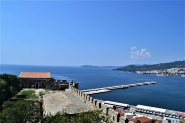 Kavala Şehri ve Osmanlı Kalesi manzarası. Yunanistan 'daki Antik Osmanlı Şehri: Kavala. Ege Denizi ve eski binaların panoramik manzarası. 