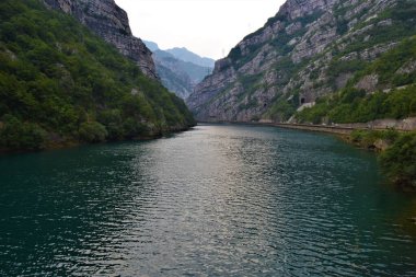 Yeşil Nehir Neretva bulutlu havada dağlar arasında akar. Bosna ve Herzegovina.