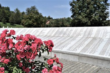 Srebrenica Anıtı. İsim olarak ve solmuş bir gül ile Bosna ve Herzegovina.