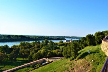 Güzel Sava Nehri, Belgrad. River Sava. Fotoğraf Belgrad Kalesi 'nden çekildi. Sava 'da güneşli bir gün ve gemiler. 