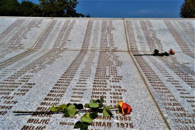 Srebrenica Anıtı. İsim olarak ve solmuş bir gül ile Bosna ve Herzegovina.