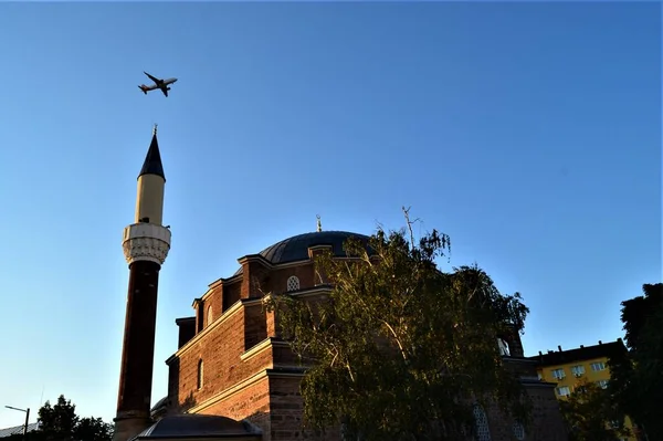 모스크와 비행기가 하늘에 모스크 소피아 불가리아와 하늘에서 비행기 륙하는 — 스톡 사진