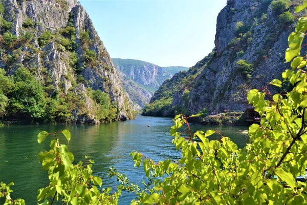 Makedonya 'da Panoramic River ve Canyon. Matka Nehri ve Matka Kanyonu 'nda yeşil su ve çevre ile büyük dağlar. 