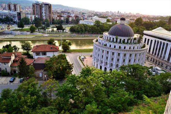 Üsküp şehir manzarası Osmanlı Kalesi, Üsküp binaları şehir merkezinde ve Vodno Dağı 'nda büyük bir haç