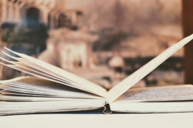 Bulanık arkaplanı olan kişisel defter.