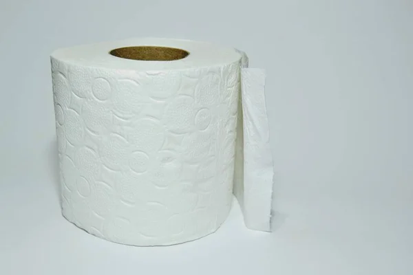 Kertas Toilet Yang Digulung Dengan Latar Belakang Putih — Stok Foto