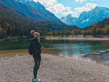 Jasna Gölü 'nün manzarası. Çok güzel dağlarla çevrili berrak sularıyla bilinir.. 