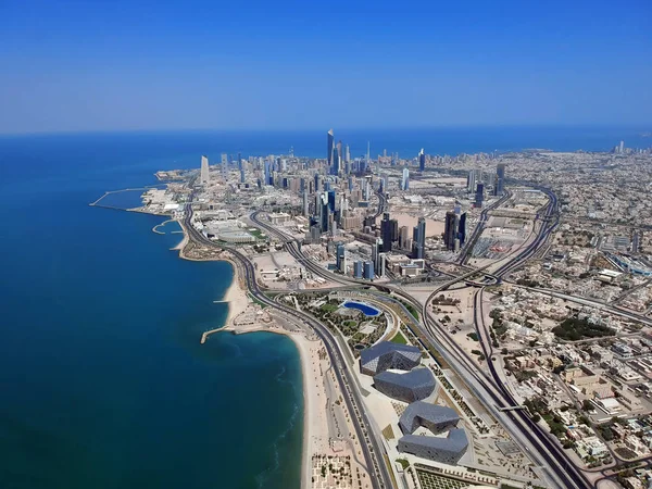 Uçan bitti Kuwait City bir yaz gününde