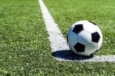 siyah-beyaz futbol topu futbol yeşil sahada.