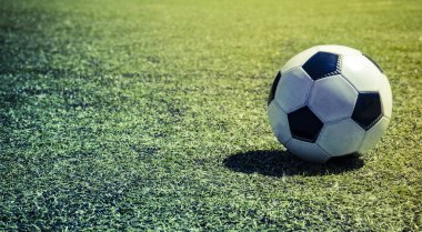 yeşil çim futbol topu. yaz günü