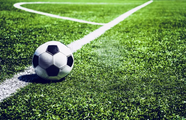 Futbol topu alan beyaz çizgi üzerinde