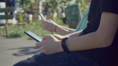 Çocuk cep telefonu açık havada akşam güneş, arkadaşlar, kamera hareketi ile kullanın. 6 k video ile downscale.