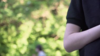 Çocuk akıllı seyretmek bir yandan siyah askı ile portre vurdu. Akıllı bilek kullanarak spor. 6 k video ile downscale.