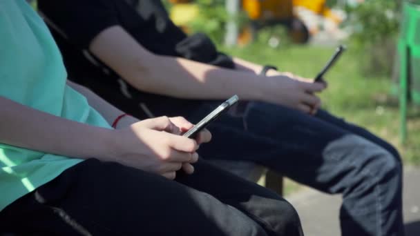 Schuss Mit Fokus Jungen Mit Schwarzem Smartphone Sitzt Auf Der — Stockvideo