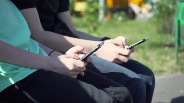 Meninos Com Smartphone Preto Sentam Banco Meninos Com Telefone Celular — Vídeo de Stock