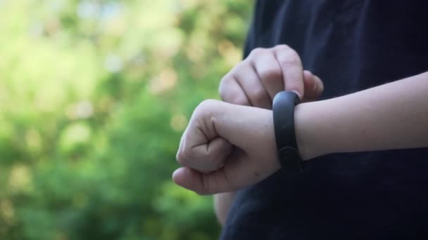 Närbild Skott Smart Watch Klocka Med Svart Rem Hand Barn — Stockvideo