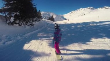 Kadın snowboard ağır çekim arka ülkenin sürme. Avusturya Alplerinde, Ischgl. Avusturya Alplerinde, Ischgl