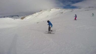 Küçük çocuk kayak. Küçük çocuk kayak keyfi. Çocuk kayak öğrenme. Avusturya Alplerinde, Ischgl