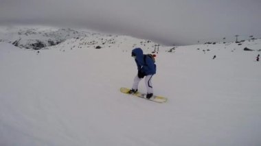 Downhill snowboard, ilk kişi görünümü, dağda gelen eylem kamera ile çekim. Avusturya Alplerinde, Ischgl