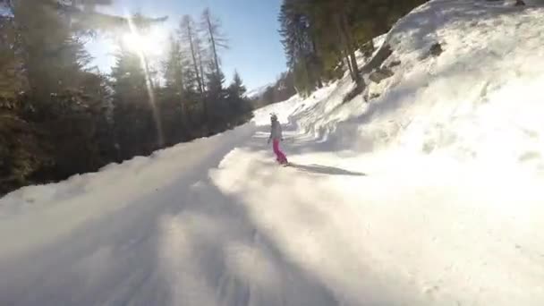 Kvinnliga Snowboardåkare Slowmotion Tillbaka Landet Ridning Österrikiska Alperna Ischgl Österrikiska — Stockvideo