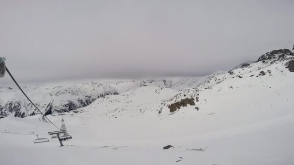 Impianti Risalita Con Gli Sciatori Sulle Montagne Innevate Delle Alpi — Video Stock