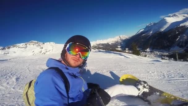 Casal Descansando Colina Após Esqui Snowboard Alpes Austríacos Ischgl — Vídeo de Stock