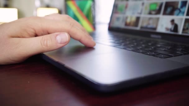 Mann Scrollt Mit Ihrem Laptop Trackpad Eine Webseite — Stockvideo