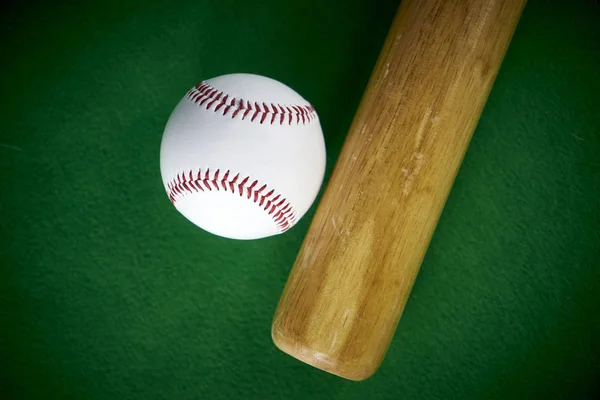 Weißer Baseballball Und Holzgebiss Isoliert Auf Grünem Filzhintergrund — Stockfoto