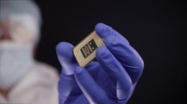 Laboratuar teknisyeni kontrol microcircuit, bilgisayar geliştirme merkezi, yenilik. Siyah arka plan üzerine izole atış.