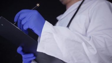 Doktor hakkında bir not defteri bilgi yazma. Alarak closeup çekim notlar. Siyah arka plan üzerine izole atış.