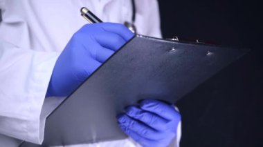 Reçete yazma kadar yakın doktor el. Siyah arka plan üzerine izole atış.