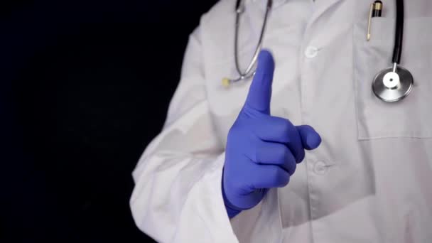 Erkek Doktor Onun Parmağı Görüntüleyicisi Doğru Işaret Siyah Arka Plan — Stok video
