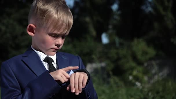 Дитячий Хлопчик Діловому Костюмі Використовує Розумний Годинник Вулиці Крупним Планом — стокове відео