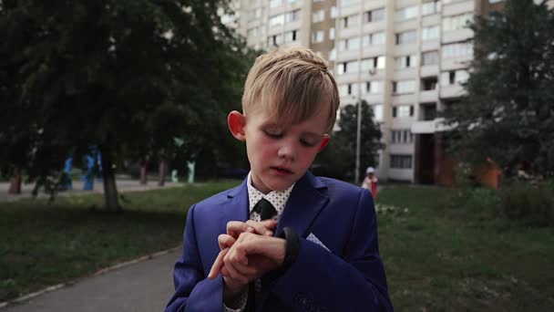 Close Colpo Orologio Intelligente Con Cinturino Nero Una Mano Bambino — Video Stock