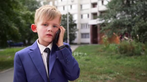 Menino Terno Negócios Fala Telefone Celular Parque Vista Frontal Face — Vídeo de Stock