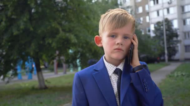 Kleine Schattige Jongen Het Bedrijfsleven Pak Stropdas Gesprekken Telefoon — Stockvideo