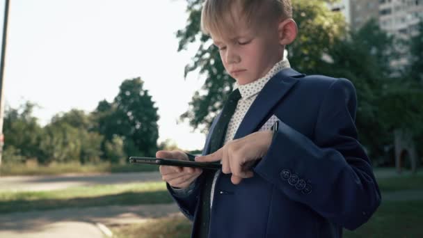 Liten Pojke Kostym Med Mobiltelefon Gatan Lilla Affärsman Användning Smartphone — Stockvideo