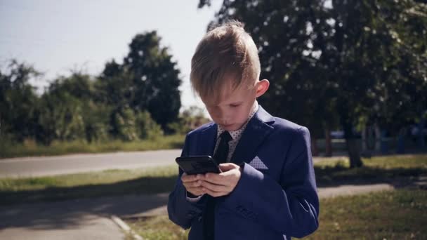 Petit Enfant Costume Petit Homme Affaires Jouant Avec Téléphone Portable — Video