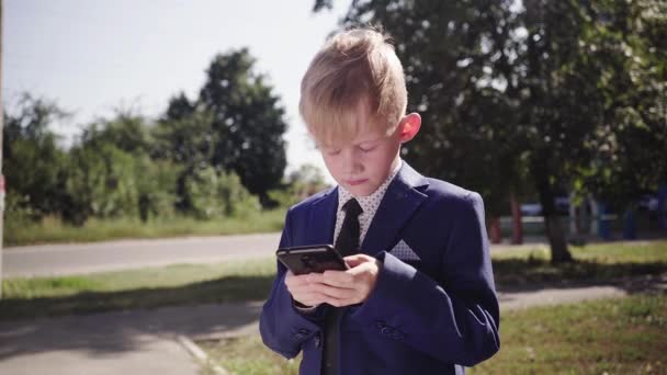 Bambino Giacca Cravatta Tiene Uno Smartphone Gioca Gioco Strada — Video Stock