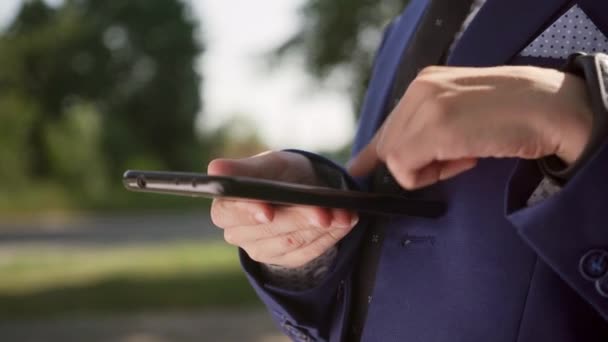 Kind Spelen Met Mobiele Telefoon Tiener Handen Texting Smartphone Een — Stockvideo