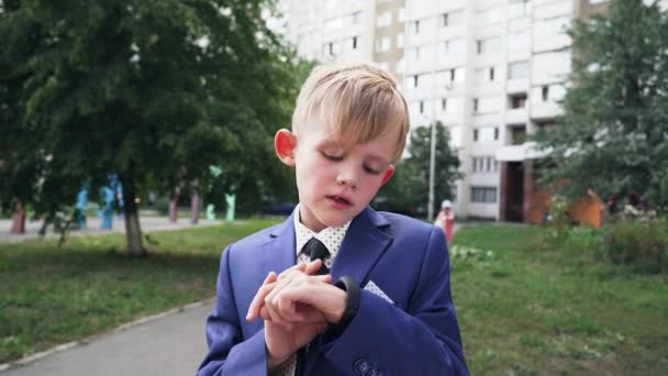 Close Strzał Inteligentny Zegarek Czarnym Paskiem Rękę Dziecka Biznesie Garnitur — Wideo stockowe