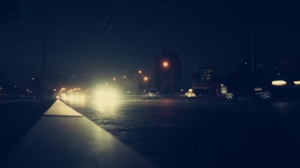 驾驶汽车在高速公路 夜黑暗的车行道 司机旅行在交通 时间失效 — 图库视频影像