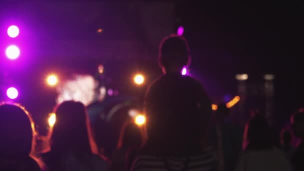 Silueta Borrosa Bailando Noche Lejos — Vídeos de Stock