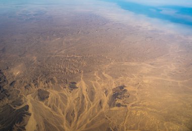 Uçak çöl dağlar görünümünden Mısır