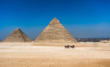 Giza Vadisi ve binici at üzerinde büyük piramitler. Mısır