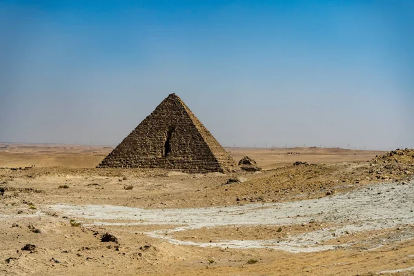 Μία Από Τις Πυραμίδες Στο Οροπέδιο Γκίζα Στο Κάιρο Αίγυπτος — Φωτογραφία Αρχείου