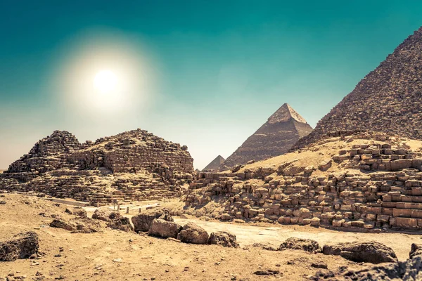 Egyptiska Pyramider Sandöken Och Klar Himmel — Stockfoto