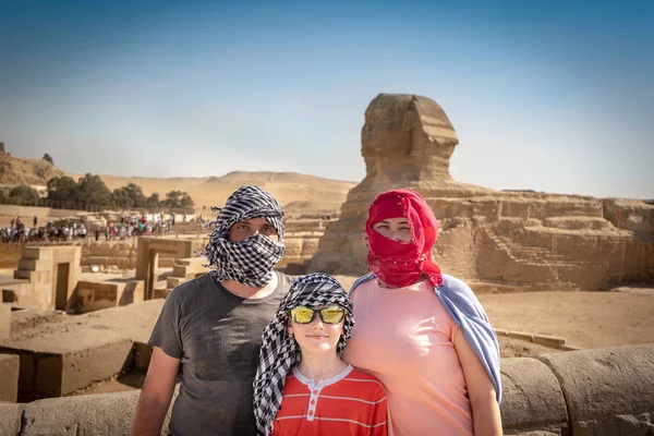 Egy Család Keffiyeh Egyedül Maradt Közelben Piramisok Szfinx Giza Egyiptom — Stock Fotó