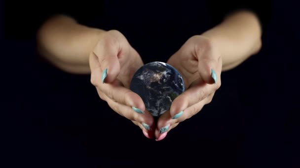 Mano Femminile Che Tiene Una Terra Realistica Partire Dall Europa — Video Stock